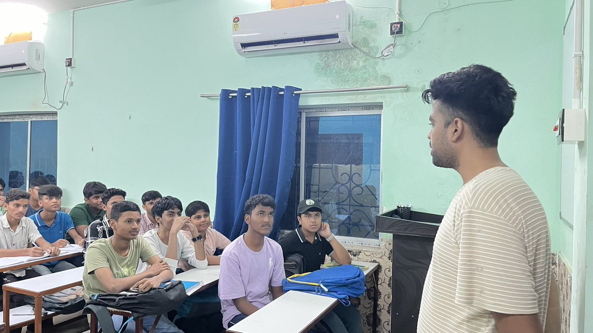 AkbarClasses's tweet image. 🌟 Proud moment for AKBAR CLASSES! 🌟
Our former student Devashish Basak has completed his MBBS from PMCH! 🎓 He recently interacted with our students, sharing valuable insights from his journey. Wishing him continued success! 🚀 #AKBARCLASSES #MBBS #Inspiration #ThinkLogically