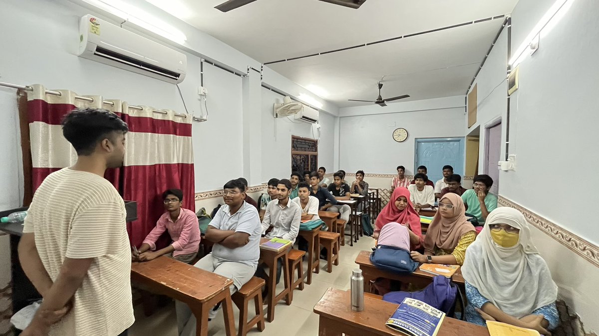 AkbarClasses's tweet image. 🌟 Proud moment for AKBAR CLASSES! 🌟
Our former student Devashish Basak has completed his MBBS from PMCH! 🎓 He recently interacted with our students, sharing valuable insights from his journey. Wishing him continued success! 🚀 #AKBARCLASSES #MBBS #Inspiration #ThinkLogically