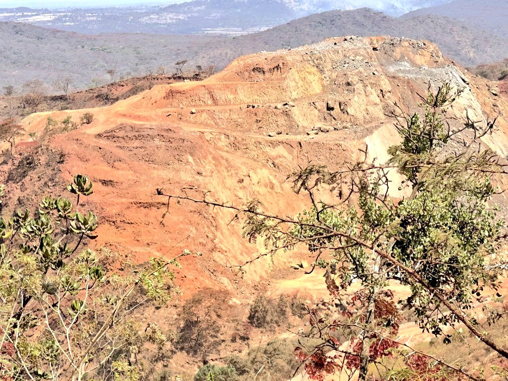 NtateRanaka's tweet photo. Even if it's the Chinese doing mining in the hilltops or the riverbeds, they aren't the problem; rather, it is those who authorize such activities. Now, who are these people and their names?

No Chinese national will just wake up and go to a mountain or riverbed and start mining! https://t.co/jsDHZxkNHR
