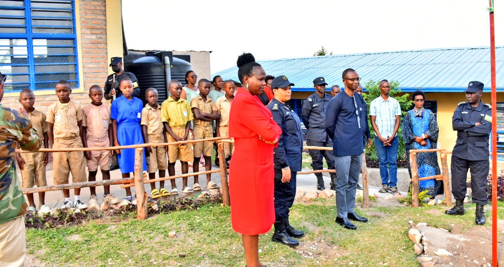 Biri kuba: Hari kuba igikorwa cyo gushimira Ubuyobozi bw'ishuri, abarimu n'abanyeshuri ba  EP Cyobe, mu Murenge wa Mbuye bagaragaje umuco w' Ubutore kuwa 02/10/2024.  Umuyobozi w'Akarere <a href="/valencesh/">Valens Habarurema</a> ari kumwe ACP Teddy Ruyenzi : Umuyobozi wa <a href="/Rwandapolice/">Rwanda National Police</a> Umuyobozi w'ishami 1/2