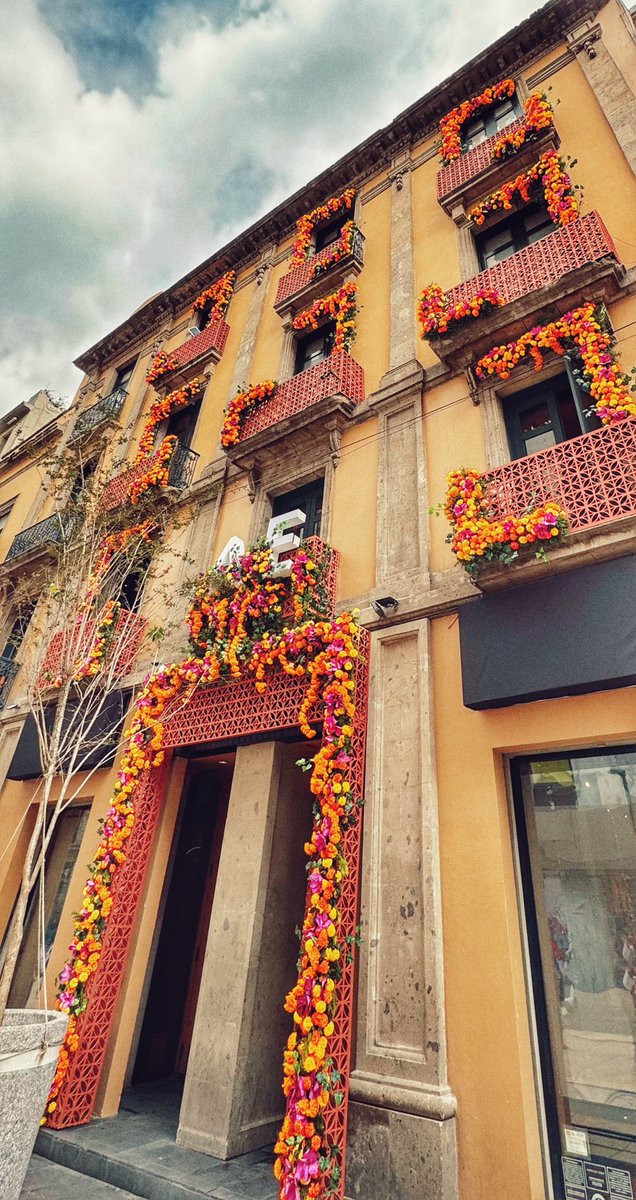 IngYeredpic's tweet photo. Cada esquina es una ventana al alma urbana. 🏙️📸

#FotografíaDeCalle #StreetPhotography #FotografíaArquitectónica #UrbanStories #ArquitecturaEnFoco #ArteUrbano #PaisajeUrbano https://t.co/aG74rgHOx0