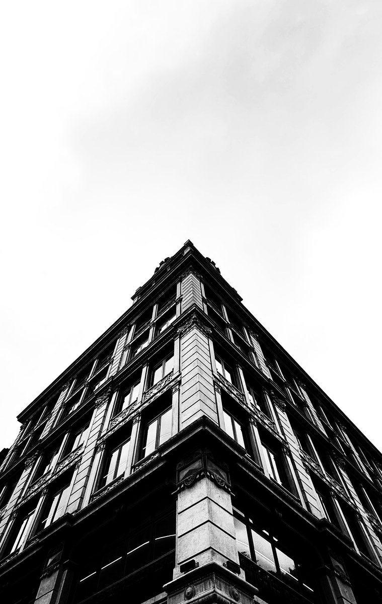 IngYeredpic's tweet photo. Cada esquina es una ventana al alma urbana. 🏙️📸

#FotografíaDeCalle #StreetPhotography #FotografíaArquitectónica #UrbanStories #ArquitecturaEnFoco #ArteUrbano #PaisajeUrbano https://t.co/aG74rgHOx0