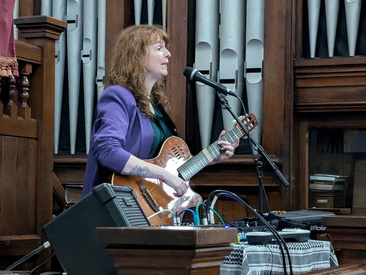 Diolch Lleuwen Steffan am noson wefreiddiol yn Noddfa neithiwr