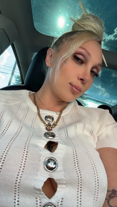 2 pic. Car sex? https://t.co/v6n361ul0e