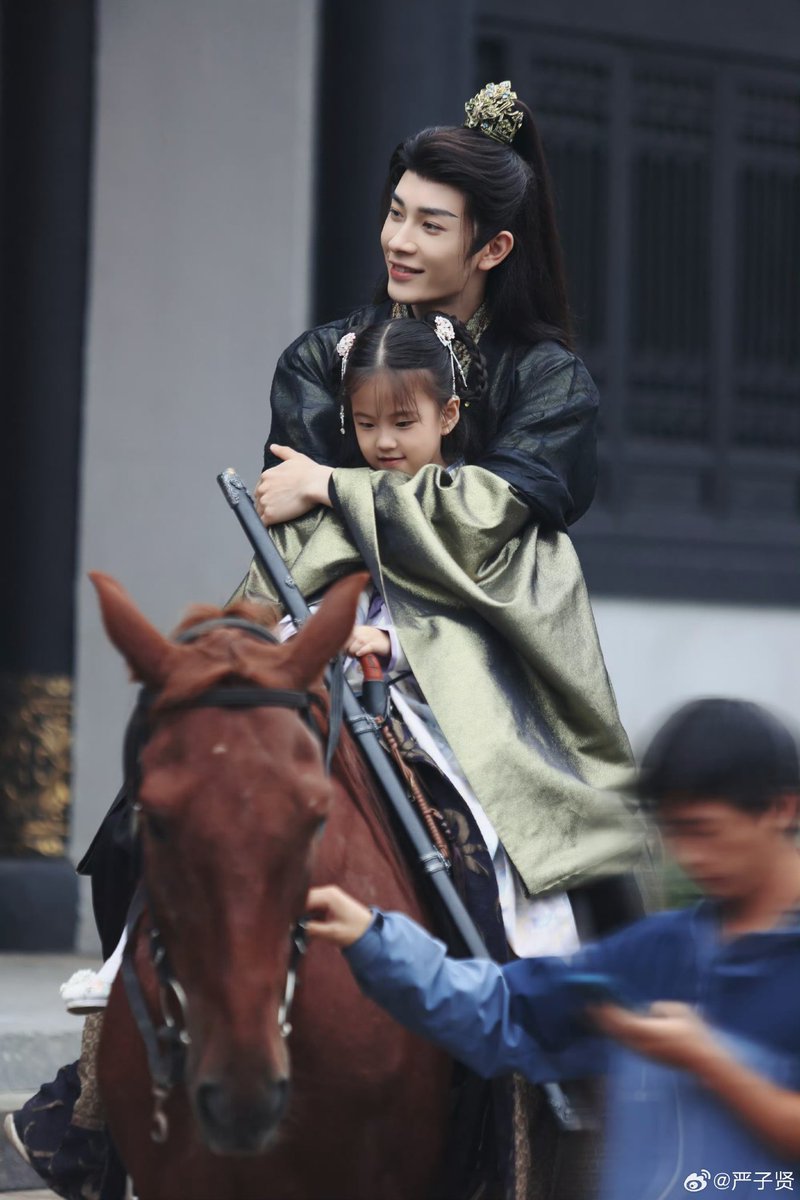 C_HoWorld's tweet photo. Yan Zi Xian's Weibo Update 

CONGRATS to YZX and the cast ! Another successful filming done.

He wrote, " See you soon, please. Pei Heng, the smiling one "

Why is he so cute with the emoji ? 😩

 #YanZiXian #严子贤 #YếnTửTiên #เหยียนจื่อเสียน #与君渡长欢 https://t.co/79tTuGb9Av