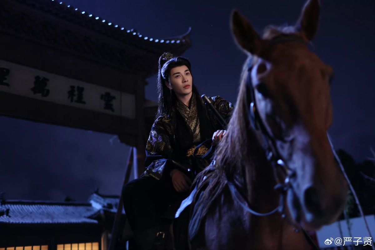 C_HoWorld's tweet photo. Yan Zi Xian's Weibo Update 

CONGRATS to YZX and the cast ! Another successful filming done.

He wrote, " See you soon, please. Pei Heng, the smiling one "

Why is he so cute with the emoji ? 😩

 #YanZiXian #严子贤 #YếnTửTiên #เหยียนจื่อเสียน #与君渡长欢 https://t.co/79tTuGb9Av