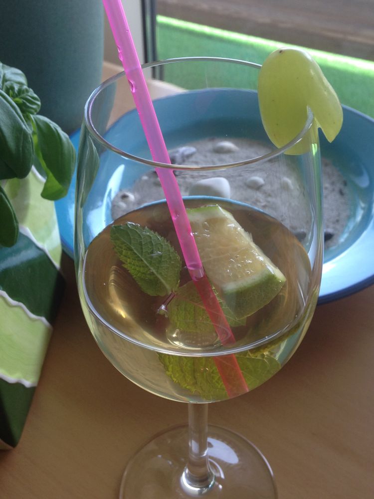 Endlich wird mit dem Mythos vom unschädlichen Alkoholkonsum aufgeräumt: Die DGE hat ein neu­es Po­si­tions­pa­pier zu Al­ko­hol ver­öf­fen­tlicht. Es er­setzt den bis­her her­aus­ge­ge­ben­en Ref­er­enz­wert für die Al­ko­hol­zu­fuhr: dge.de/presse/meldung…