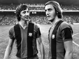 Johan Neeskens was een van mijn helden. 
‘74  bekend door zijn kiezelharde, vaak gewoon rechtdoor, geschoten penalties.
Niet te stoppen. Beelden met bloederige shirts omdat de tegenstanders het voetballend niet konden winnen. Held. RIP.