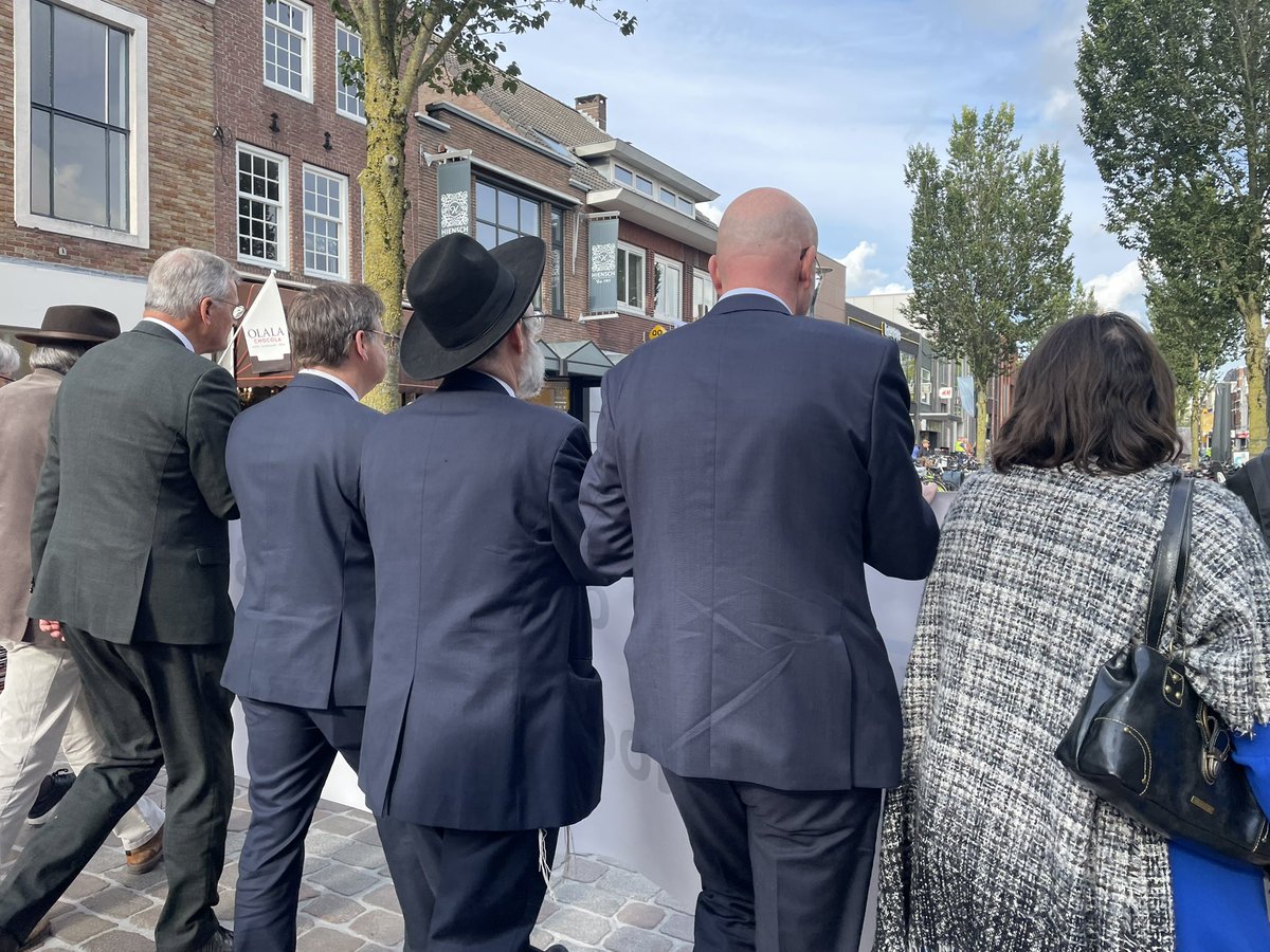 SGPVeenendaal's tweet photo. In #Veenendaal werd een #stilletocht georganiseerd om de moorddadige aanslagen in Israël op 7 oktober 2023 te herdenken. Onder anderen rabbijn Shmuel Katz en SGP-kamerlid @Peter_Schalk spraken. 🎗️

Nooit meer is nu! https://t.co/tSGE3T65LZ