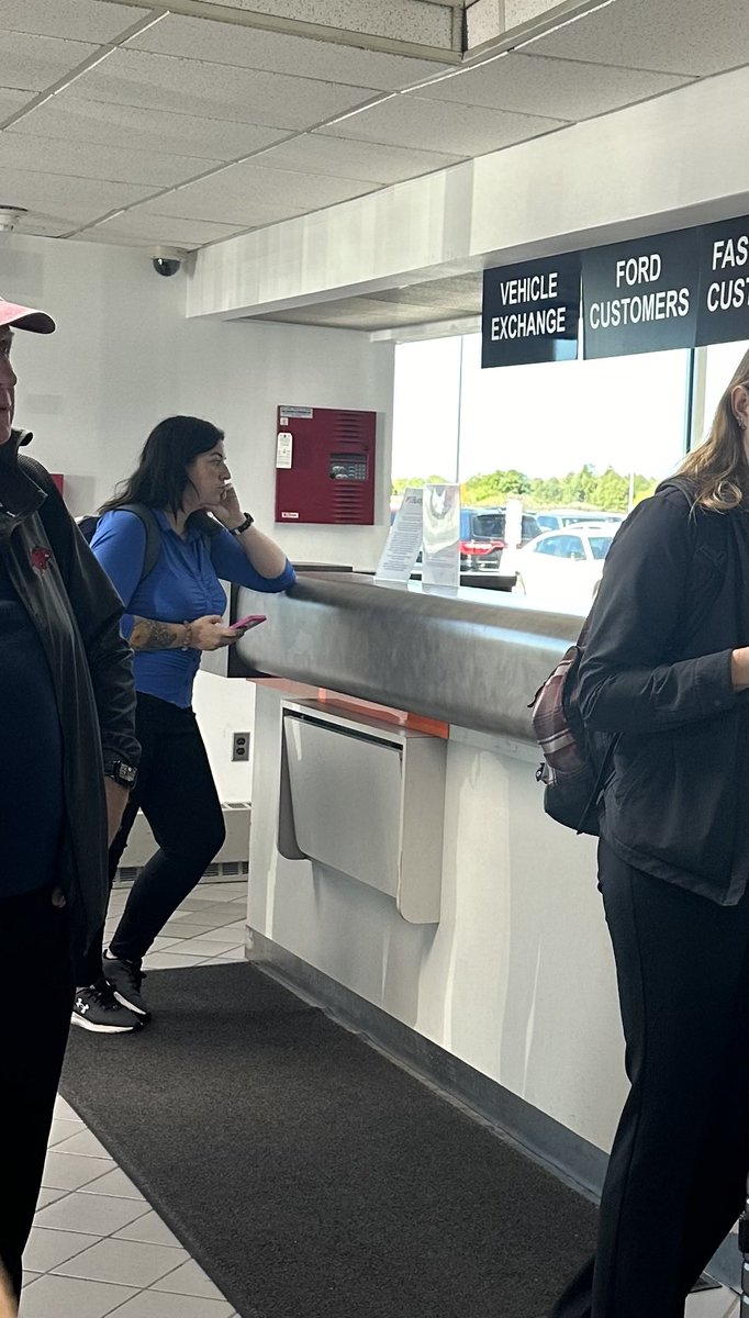 ⁦<a href="/Budget/">Budget Car Rental</a>⁩ another #fastbreak customer waiting at the fast break counter in Detroit expecting service 😂