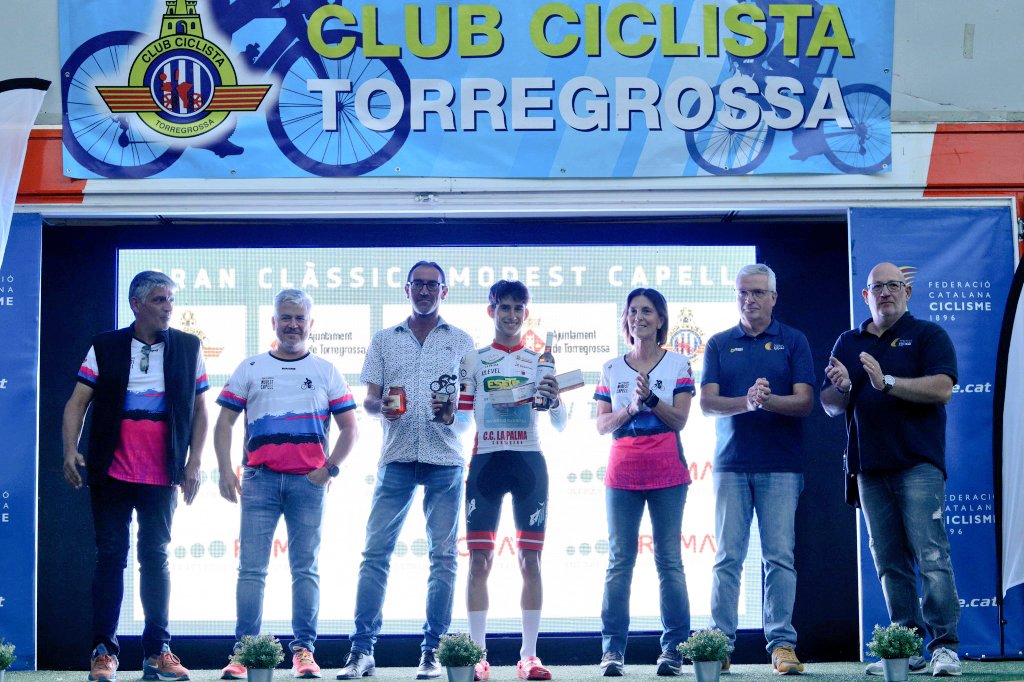 CCLaPalmaCT's tweet photo. 🕺🏻¡Qué divertido fue el último baile de la temporada en la Gran Clásica Modest Capell!☝🏼#RideForModest
⚔️ Multitud de ataques y contraataques, siendo grandes protagonistas...
🏆 Y doble podio:
🦬 @victorrcastear, 12º + Montaña
🛸 G. Ledesma, 13º + Metas Volantes
📸 @ciclismecat https://t.co/r8TFtE5xA8
