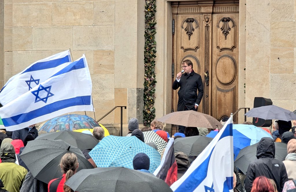 Pixel_Roulette's tweet photo. 17:45
Nach der Eröffnung der Versammlung sprach neben Jan Donhauser (erster Bürgermeister von #Dresden) auch @AlbrechtPallas. Aktuell appelliert @VaLippmann, dass der Kampf gegen Antisemitismus zwingend und konsequent geführt werden muss.
#DD0710 https://t.co/4cpKiMR17e