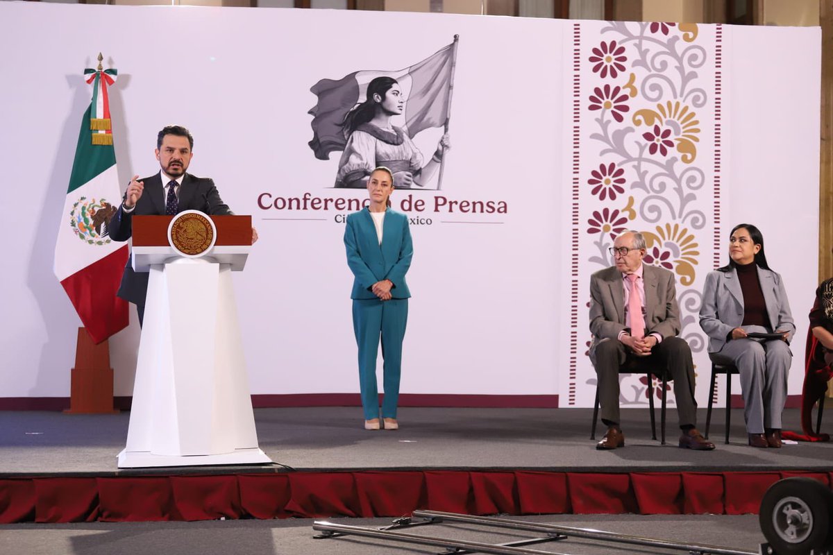 zoerobledo's tweet photo. Esta mañana, en conferencia matutina con la presidenta @Claudiashein, presentamos el programa “Salud Casa por Casa”, que tiene como objetivo garantizar el derecho a la salud de las y los adultos mayores y personas con discapacidad.

Este programa consistirá en que personal de enfermería acudirá a los domicilios, donde podrá prescribir algunos medicamentos, realizar curaciones y estudios, toma de signos vitales como presión, saturación de oxígeno en sangre, así como exámenes de carácter preventivo.

En conjunto con la Secretaría del @bienestarmx, @ISSSTE_mx e @IMSS_BIENESTAR, lograremos que se atienda a todas las personas por igual, de manera preventiva y anticipando las urgencias o el descontrol de una enfermedad crónica.