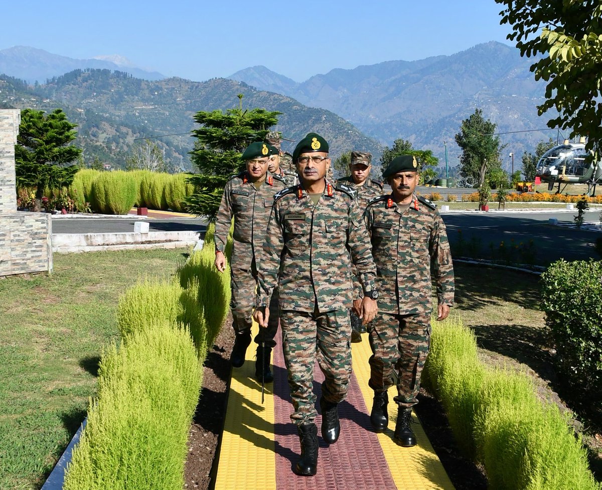 NorthernComd_IA's tweet photo. #LtGenMVSuchindraKumar, #ArmyCdrNC accompanied by #GOC #WhitekNightCorps visited #Dharmund, #CIF(Delta) to review the security situation.
The #ArmyCdr complimented the Force and exhorted all ranks to maintain professionalism and alertness while conducting counter terrorist operations.
#NationFirst
#DhruvaCommand
@Whiteknight_IA
@prodefencejammu
@adgpi