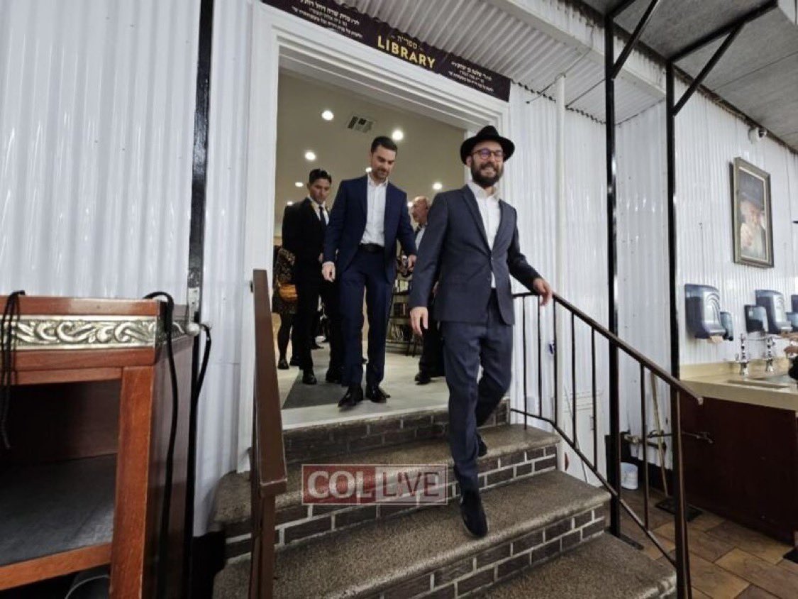 FarroYossi's tweet photo. Conservative commentator & Orthodox Jew @benshapiro spotted entering the Lubavitcher Rebbe’s Ohel ahead of president Trump’s visit.
#JewishTradition #Trump #BenShapiro #Ohel #LubavitcherRebbe https://t.co/2Hg6Rsfxpy