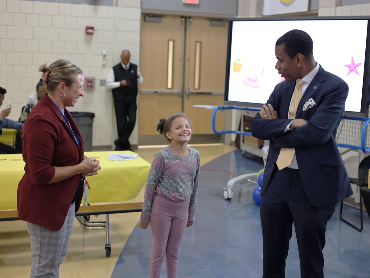 Students (and parents) at School No. 33 with perfect attendance for the month of September had a special visitor at breakfast on Friday morning!  #ONERCSD
<a href="/CityRochesterNY/">City of Rochester NY</a>