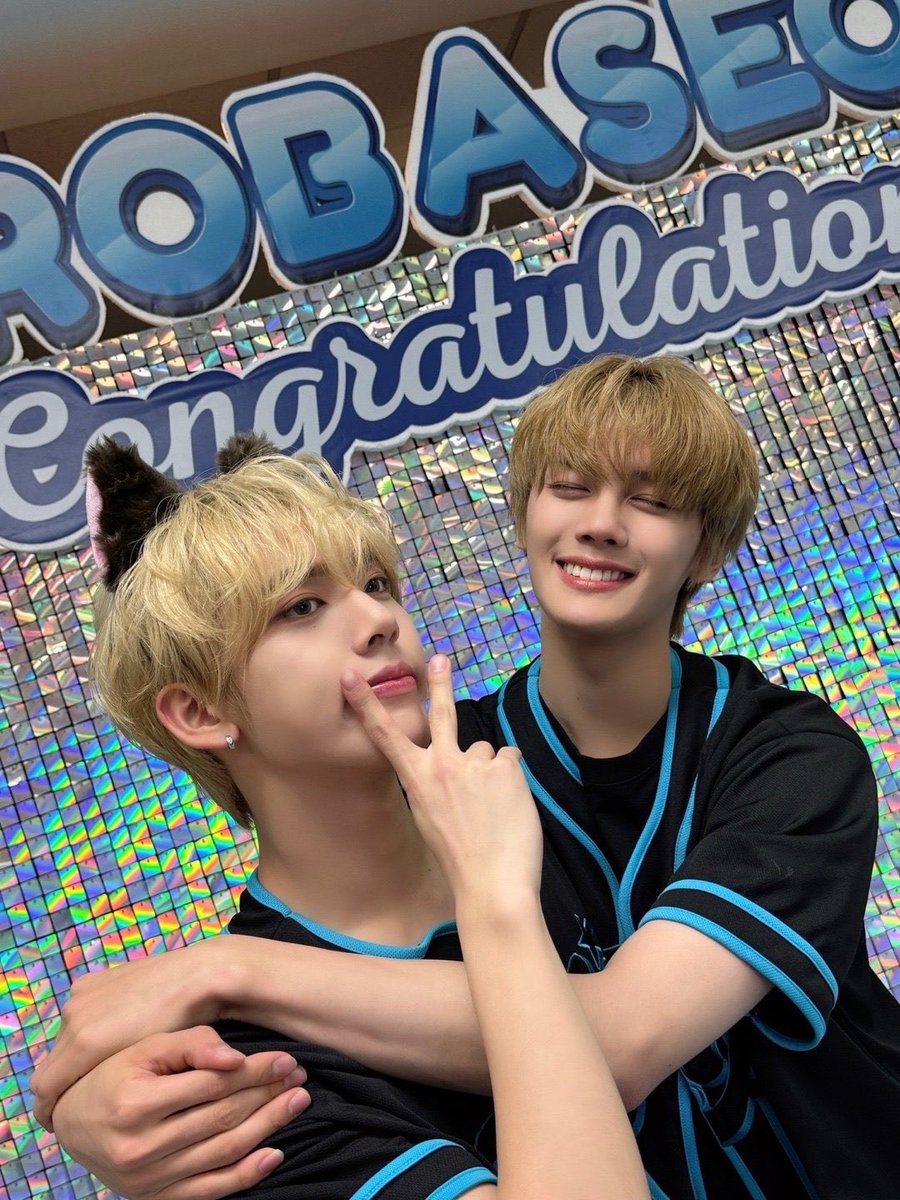 4hyjdiary's tweet photo. gyuvin through ➕💬 with yujin 
🦌: I can’t live without yujin either https://t.co/YCETDvXsPu