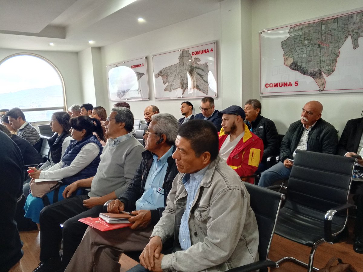 EmirLopez82's tweet photo. Escuchamos al sector transportador del corredor vial Soacha - Bogotá 🚌.
Realizamos mesa de trabajo junto con @JazminOlarteG concejal de Soacha, @SamirBedoya concejal de Bogotá. 
Agradecemos los aportes  de las entidades invitadas y los transportadores en este espacio de diálogo. https://t.co/Xy6F7wHeD9