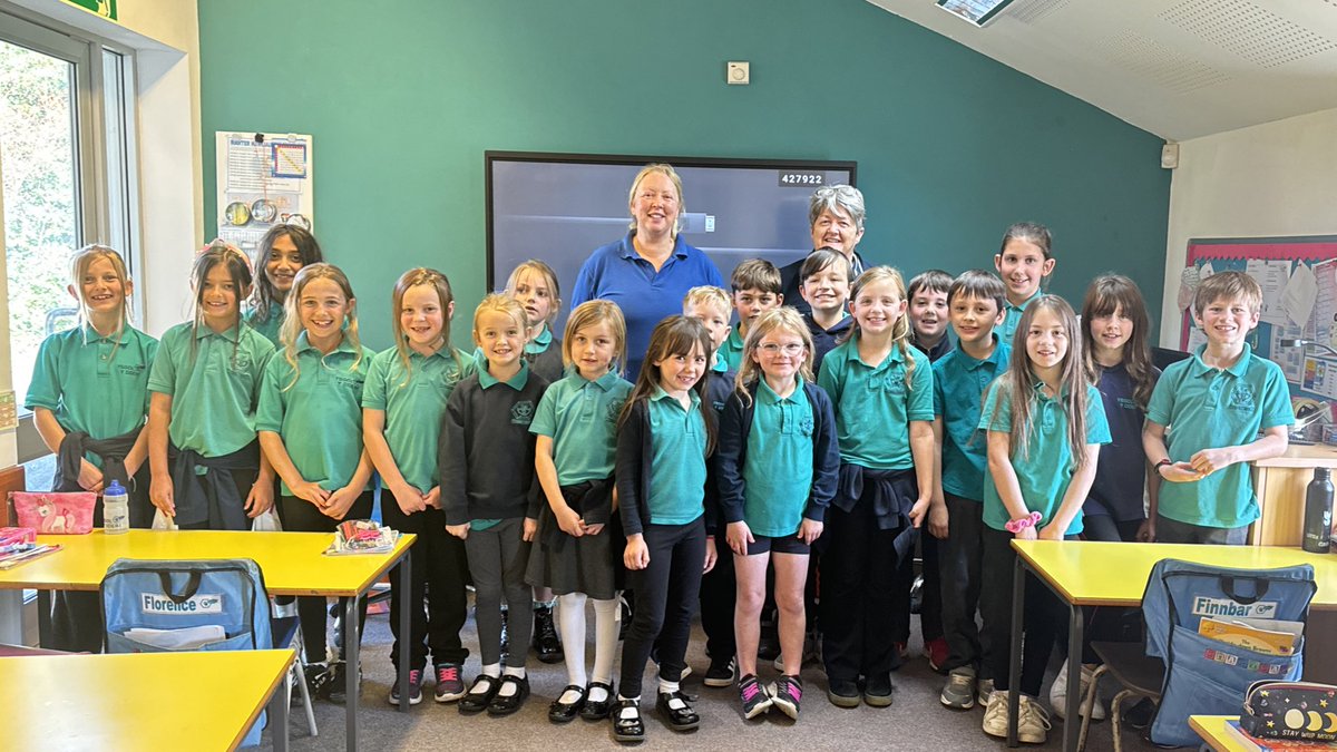 ysgol_y_dderi's tweet photo. Diolch Gill Jones, Rheolwraig Arlwyo Ysgolion Ceredigion am ddod i siarad â disgyblion blwyddyn 3 a 4 am sut maen nhw’n cynllunio ein cinio ysgol. Diddorol iawn. Diolch Miss Sue a Miss Louise am baratoi cinio blasus i ni bob dydd #Bwyd #Maeth🧑🏼🍳👩🏼🍳 https://t.co/JcGLjyULqp