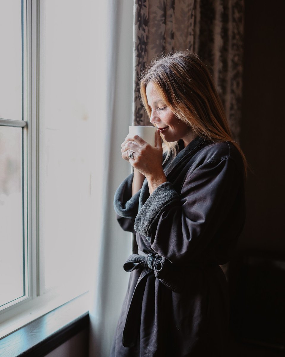 Indulge in the warm embrace of fall with our luxurious seasonal spa specials. From the Chai Spice Warming Body Ritual to the Sweet Chai Facial and Chai Shea Butter Mani/Pedi, these treatments are designed to soothe your senses and elevate your self-care. 🍂