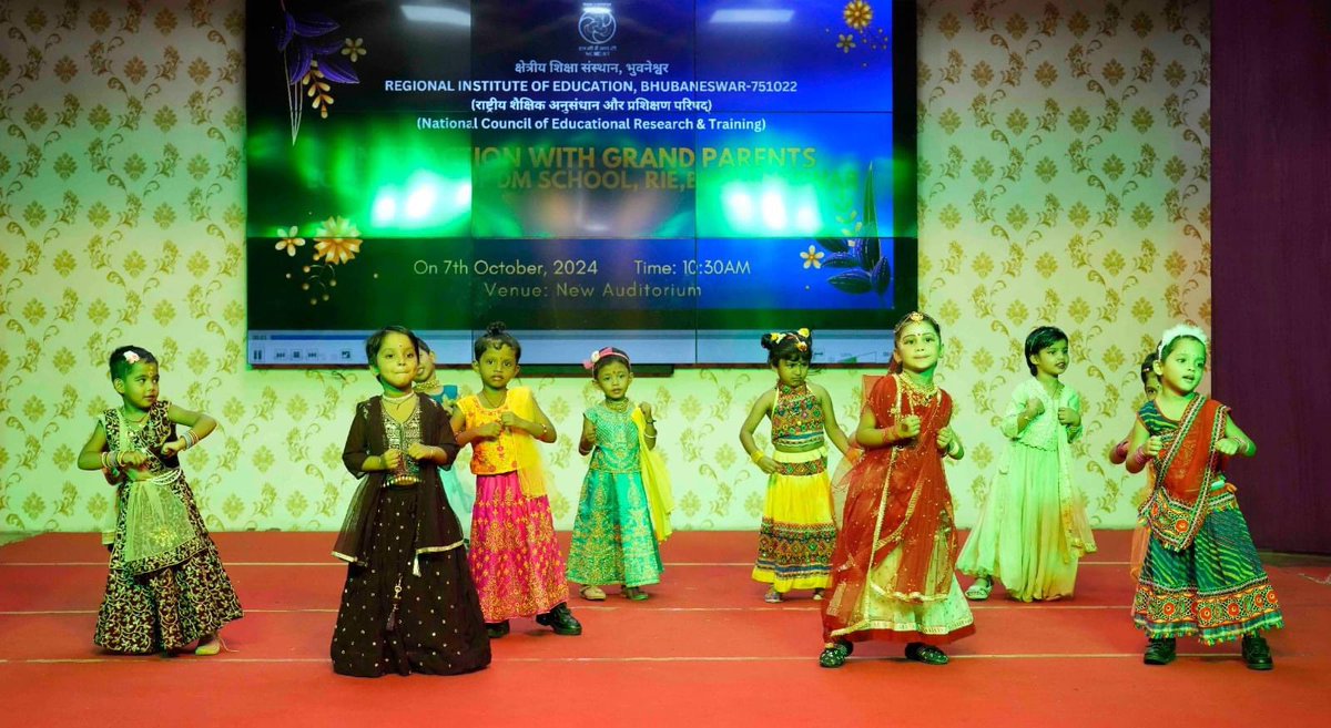 BBSR_DMS's tweet image. The stage came alive as Bal Vatika kids celebrated Grandparents’ Day &amp;amp; Navratri, bringing generations together. Their performances were full of charm, lighting up the hearts of all who attended. 

#dmsbbsr #balvatika #GrandparentsDay #celebrations #navratri