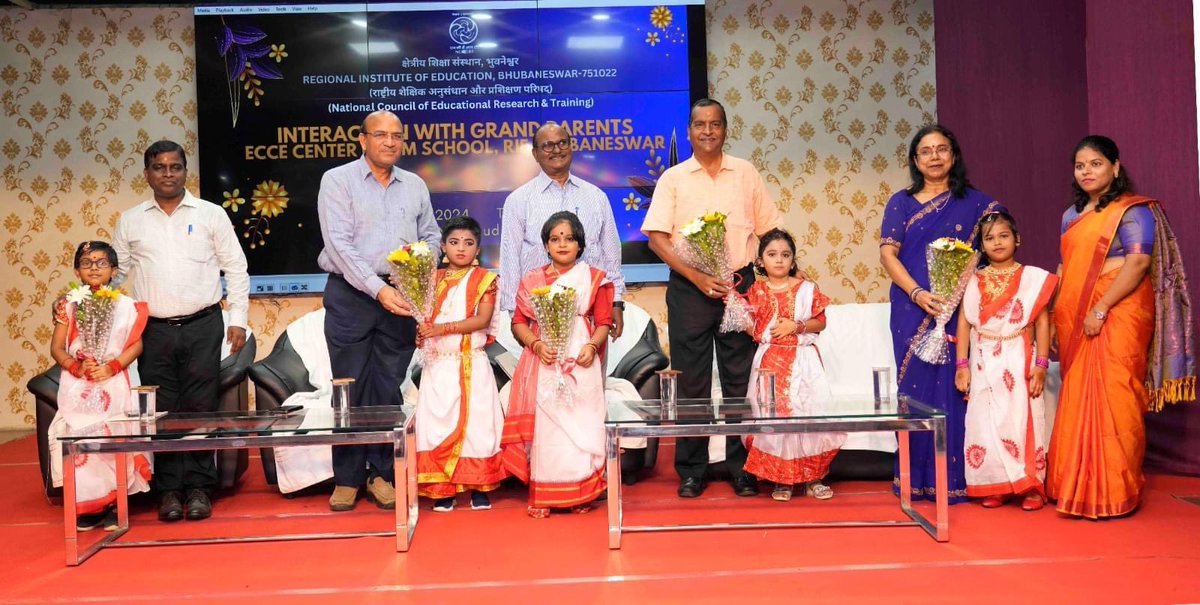 BBSR_DMS's tweet image. The stage came alive as Bal Vatika kids celebrated Grandparents’ Day &amp;amp; Navratri, bringing generations together. Their performances were full of charm, lighting up the hearts of all who attended. 

#dmsbbsr #balvatika #GrandparentsDay #celebrations #navratri