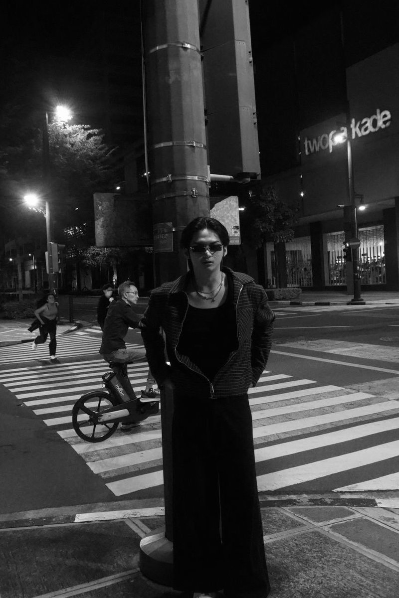 calideguzman_'s tweet image. in a world of trends, I prefer classics. 🐈‍⬛🤍🔥

#fashion #fit #wdywt #style #highstreetfashion #feedxwear #zara #uniformdisplay #fitspo #instagood #ootd #menfashion #fyp