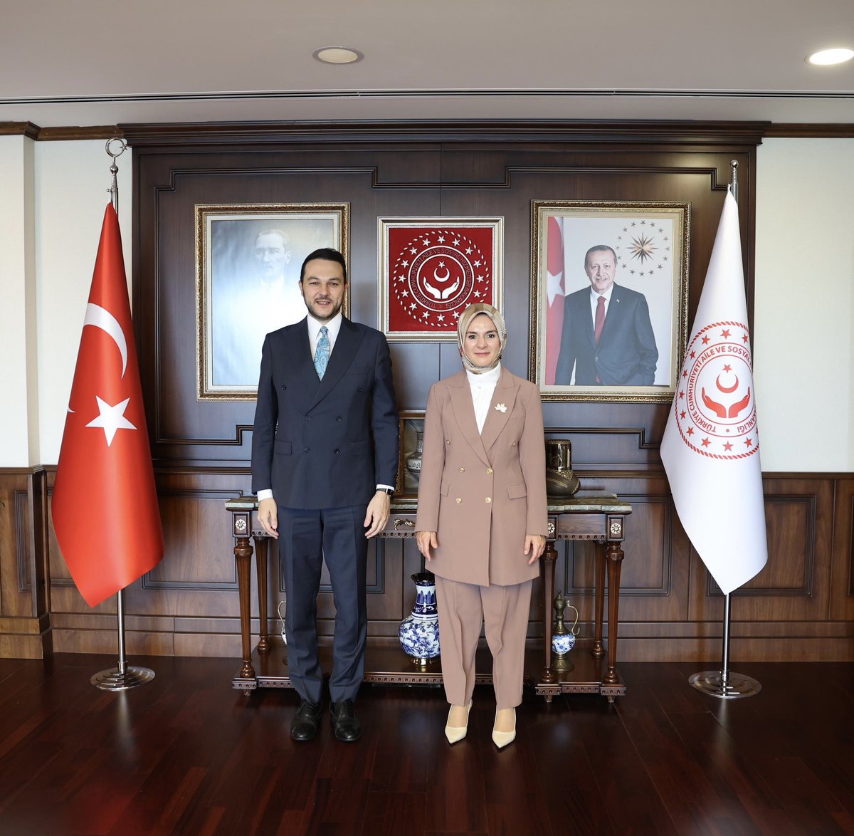 efedemirhann's tweet photo. Aile ve Sosyal Hizmetler Bakanımız Sn. @MahinurOzdemir Hanımefendi’yi ziyaret ettik. 

Biz gençlerin ablası, kıymetli büyüğümüz Sayın Bakanımıza nazik kabulleri ve hoş sohbetleri için teşekkür ediyorum. https://t.co/fZDQTzp9Ga