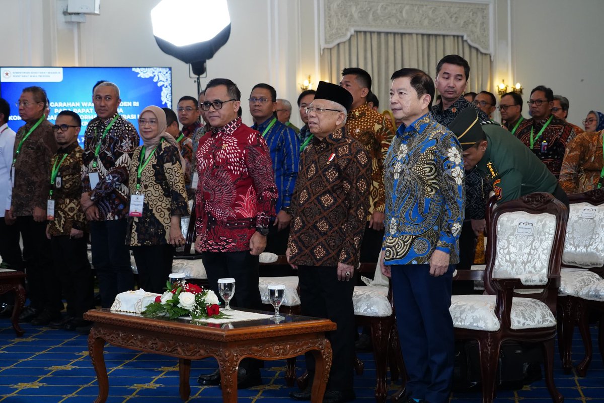Arah kebijakan dan desain yang baru harus mampu mempercepat perwujudan birokrasi kelas dunia yang mendukung pemerintah memenangkan persaingan global.

Pesan ini saya sampaikan saat memimpin Rapat Komite Pengarah Reformasi Birokrasi Nasional (KPRBN) di Auditorium Sekretariat Wakil