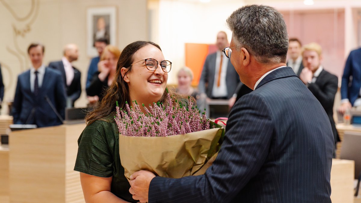 Ook Eva van der Helm is nu officieel onderdeel van het PvdA provincie Utrecht team! Afgelopen woensdag is zij beëdigd als commissielid. Zij gaat aan de slag met de onderwerp energie: een grote uitdaging binnen de provincie. Welkom Eva! 🌹