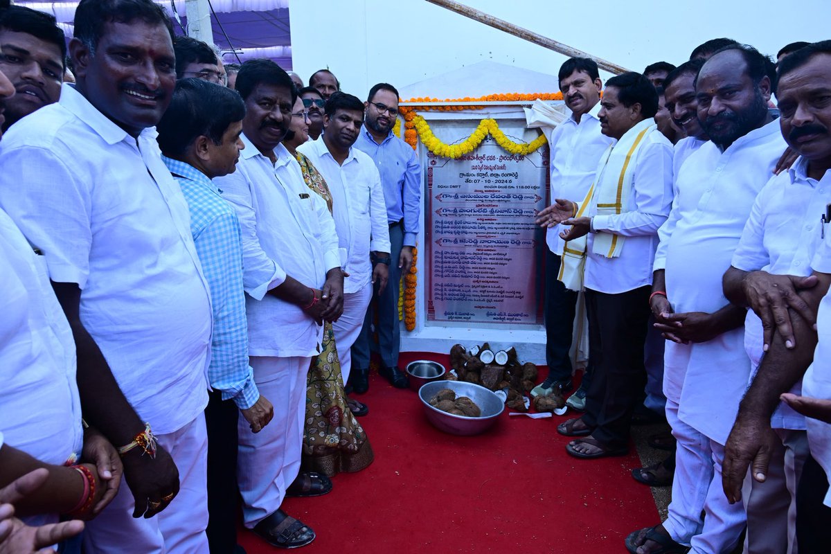 07.10.2024 సోమవారం గౌరవ రెవెన్యూ శాఖ మంత్రి శ్రీ పొంగులేటి శ్రీనివాస్ రెడ్డి గారు స్థానిక ఎమ్మెల్యే గారితో కలిసి కడ్తాల్ మండల నూతన తహసీల్దార్ కార్యాలయాన్ని ప్రారంభించారు, ఈ కార్యక్రమంలో జిల్లా కలెక్టర్ కె.శశాంక గారు పాల్గొన్నారు
<a href="/TelanganaCMO/">Telangana CMO</a> <a href="/TelanganaCS/">Office of Chief Secretary, Telangana Govt.</a>