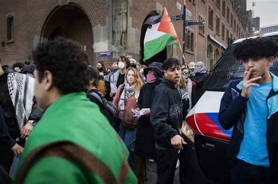 Het land uit met dat tuig.

En Halsema mag mee.