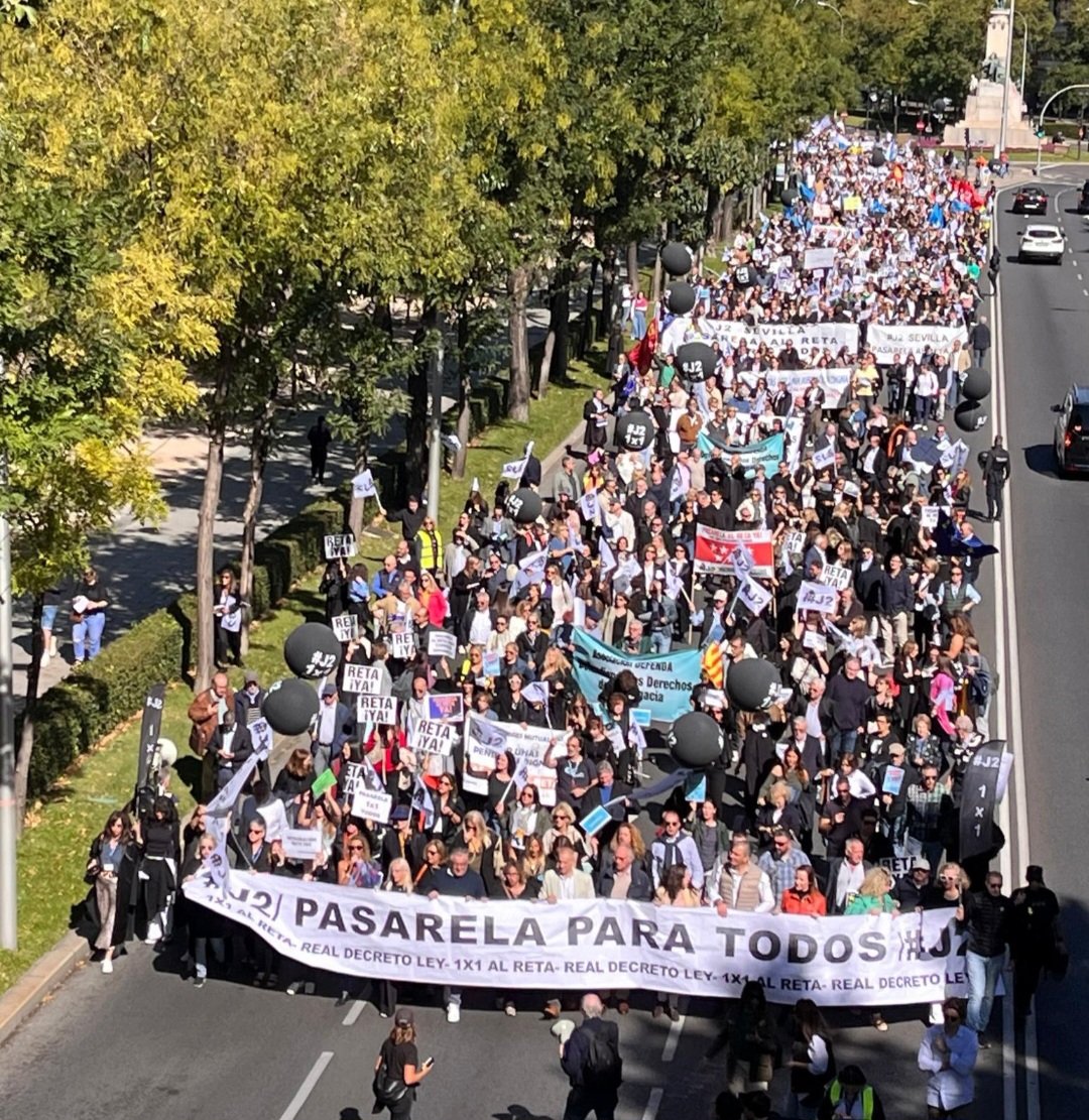 HelenaFelina's tweet photo. @CorujoBorja 
@SaizElma 
¿Sabéis que va a pasar si no os reunís con @MovimientoJ2?
Que tan sólo vais a participar en el "Juego del teléfono roto"; eso lleva sus riesgos porque escucharéis lo que otros/as os digan, pero no la mayoría.
Sed democráticos.
#Pasarela1x1AlRetaParaTodos https://t.co/PyaWCX4d0C
