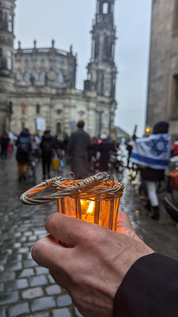 Pixel_Roulette's tweet photo. 18:10
Der Kerzenmarsch erreicht in diesen Minuten die Augustusbrücke in #Dresden. Von hier aus geht es weiter zur Kultusgemeinde. Während dieser Zeit werden die Namen der Opfer des #7Oktober2023 verlesen.
#DD0710 https://t.co/hMJKuUNddr