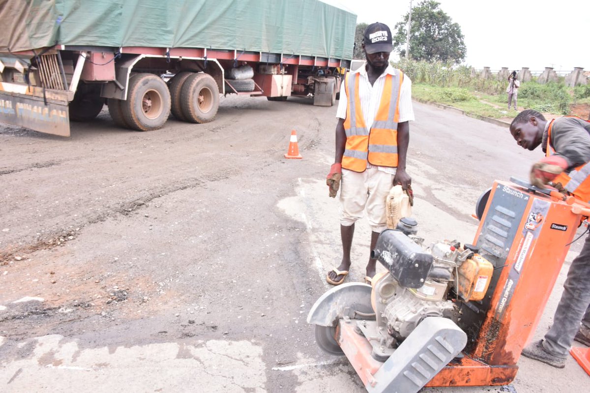 FG Begins Phased Palliative Works on Abuja - Kaduna Dual Carriageway 

In order to bring succour to road users, the Federal Ministry of Works has commenced emergency repairs of failed portions of the Abuja - Kaduna Dual Carriageway

fmw.gov.ng/read/3234