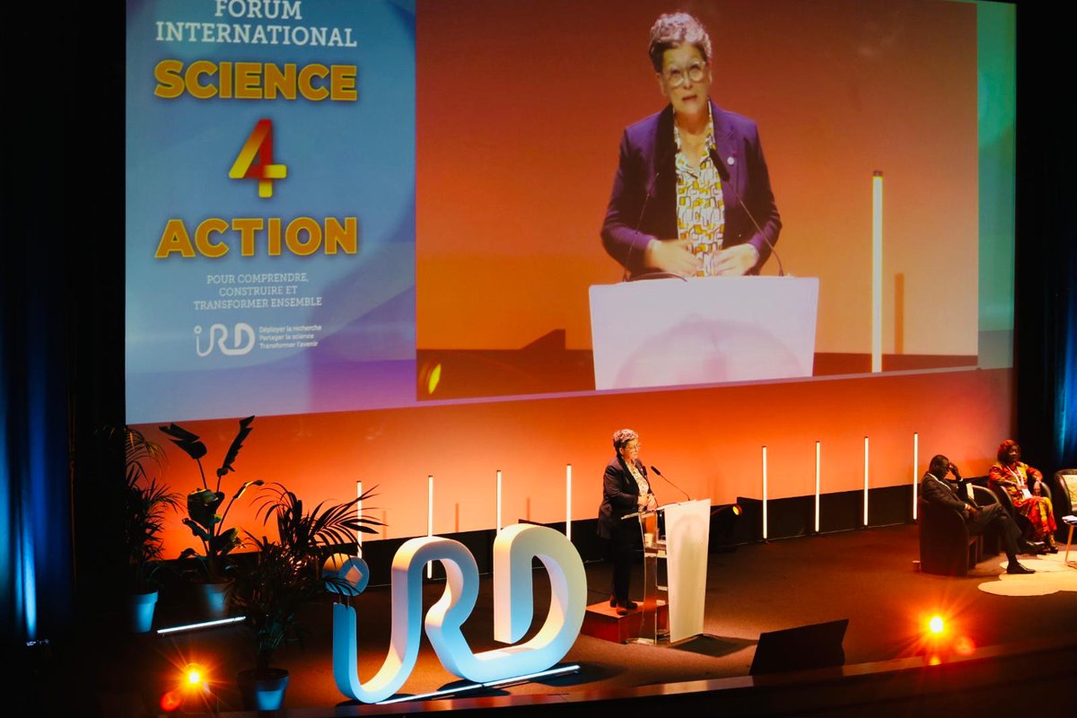 V_Verdier_IRD's tweet photo. Clôture de ce forum #Science4Action pour les 80 ans de l'@ird_fr aux côtés de @MariatouKONE1, ministre 🇨🇮 de l'Education Nationale et de l'Alphabétisation et de @drelhadjiAdiouf, ministre 🇸🇳 @mesrsenegal https://t.co/JVxn1nvZZc
