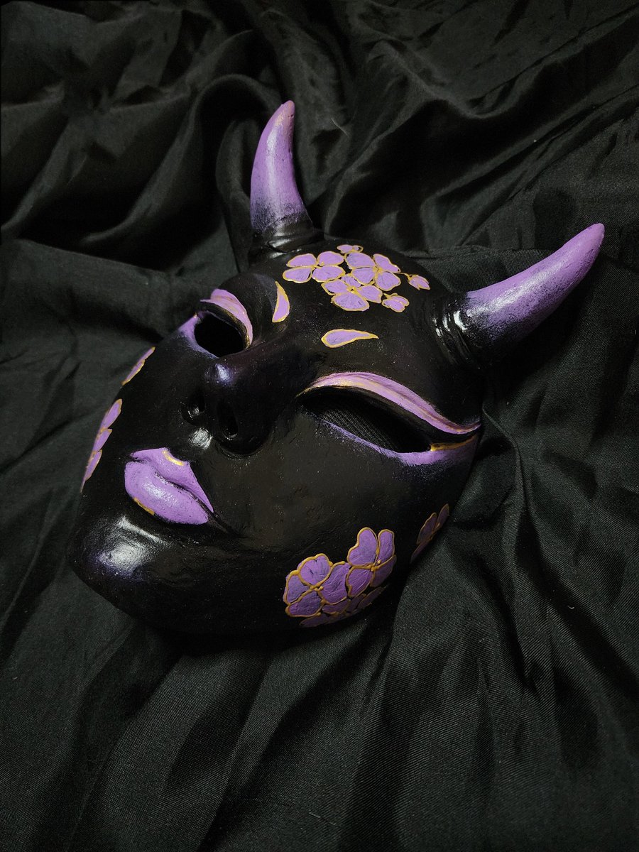 We made such stylized masks of Japanese demonesses in different designs. 

#cosplay #mask #craft #japanesestyle #japan #japanesedemon #japaneseyokai #demonicalwoman #handmade #handmadeukraine