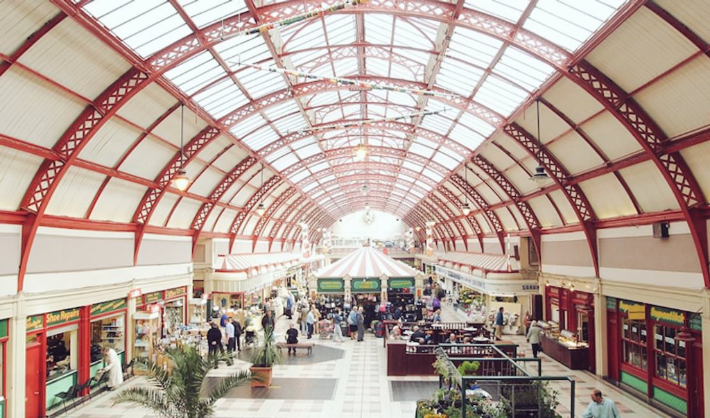 ChrisRoberts_'s tweet photo. Built in 1835 the grainger market, Newcastle is a great example of 19th century architecture featuring 

>Neoclassical design with symmetrical layout and classical elements

>Innovative iron framework and glass roof, allowing for spacious interiors and natural light

>Cruciform layout for efficient navigation and stall arrangement

>Ornate entrances with classical motifs and historical inscriptions

>Sustainable design elements, including natural lighting and insulation

#architecture #heritage #Newcastle
#graingermarket
