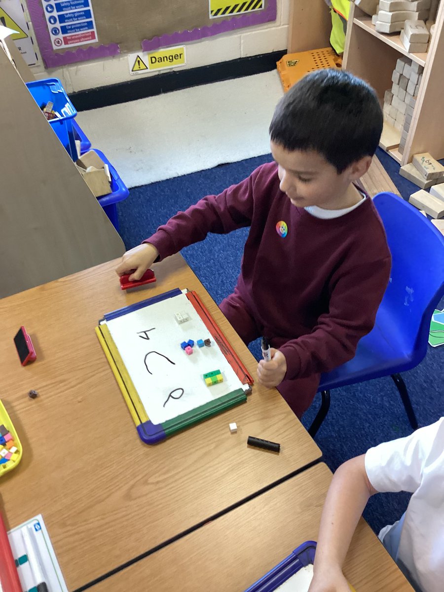 MissFlynnMLP's tweet image. We learnt about the symbols &amp;lt;&amp;gt; = in maths. We spoke about which number Charlie the crocodile would eat if he liked the greatest number. @MabLanePri @MrScarrMLP @MissNelsonMLP @MissMyersMLP #maths #greaterthan #lessthan
