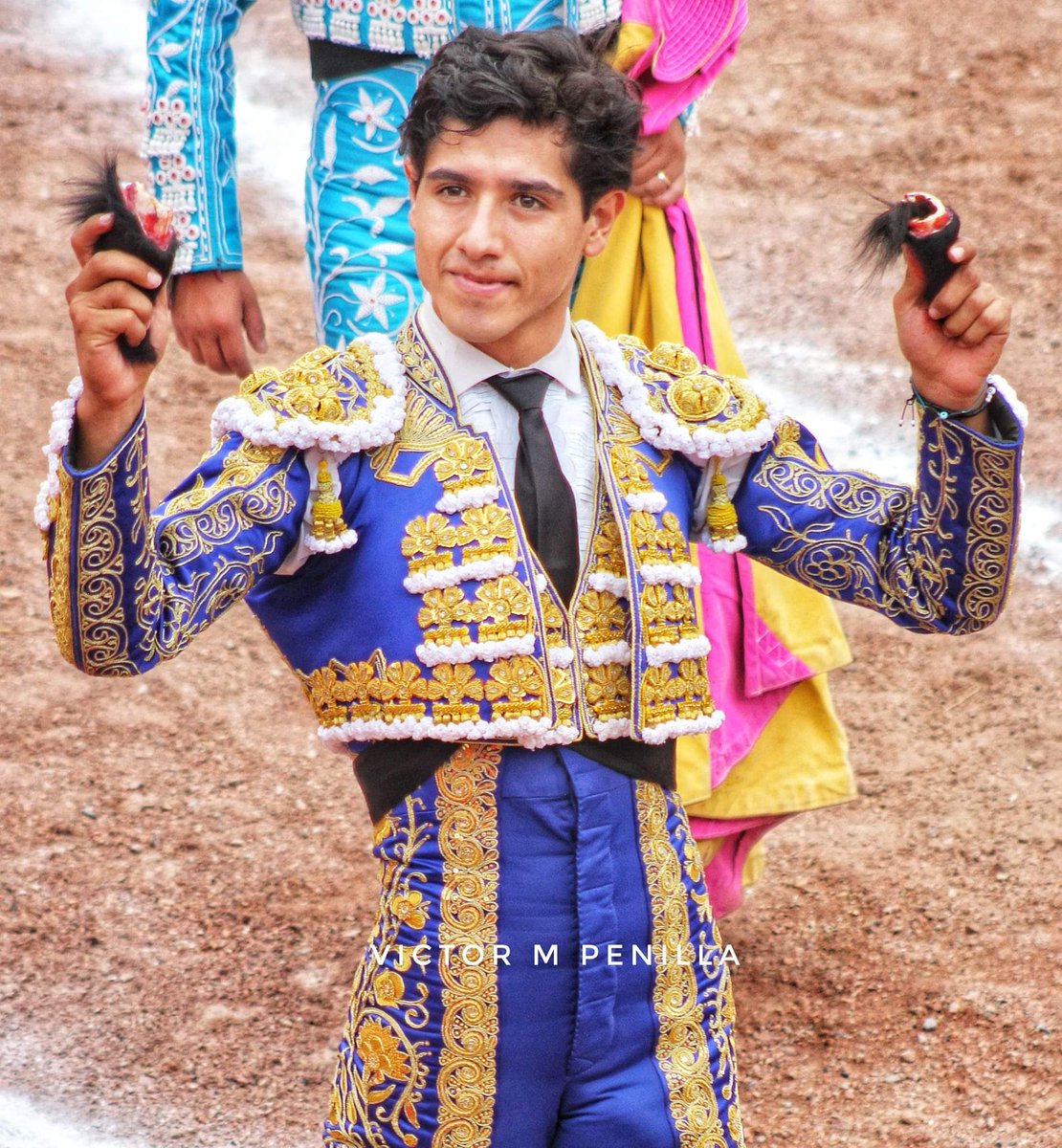 Hoy está cumpliendo años el matador hidrocalido, Luis David Adame. 
#Enhorabuena #LuisDavid 
Si lo ve, felicitelo!!!
<a href="/LuisDavidAdame/">Luis David</a>