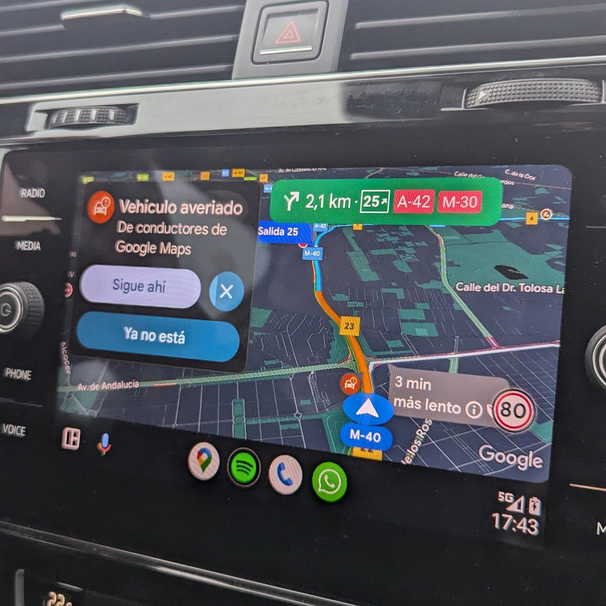 delia2d's tweet photo. Google Maps en Android Auto ahora distrae al conductor con notificaciones constantes que piden tomar una decisión y dar una respuesta para volver a ver bien la pantalla. Me parece delictivo https://t.co/XS1mHdkTyT