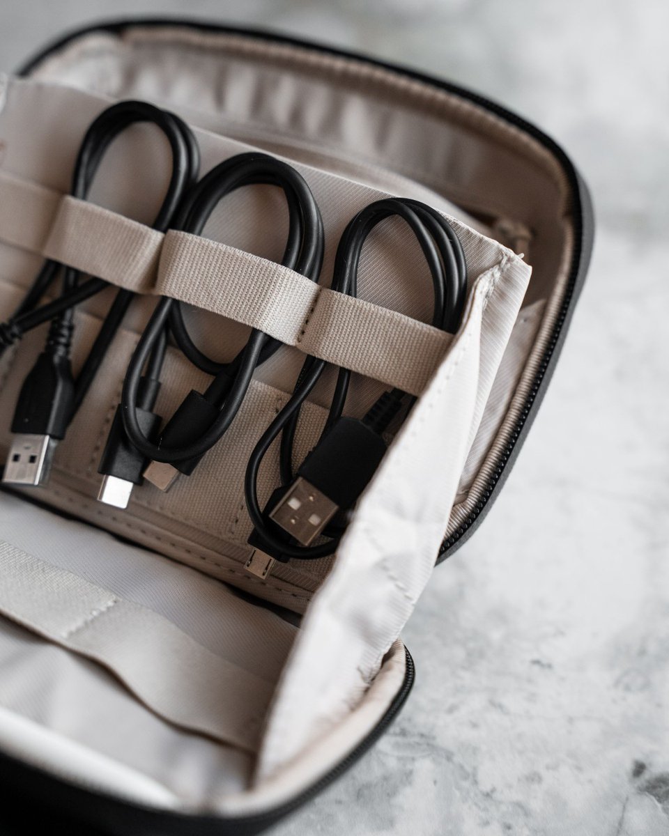 PGYTECH_global's tweet image. 🔌 Tangle-Free &amp;amp; Secure! The PGYTECH Mini Tech Organizer neatly organizes your cables and SD cards, keeping your essentials ready for action. 💼📸
@maupacyka

#pgytech #camera #techorganizer #techpouch #organisation #photography #videography #lifestyle