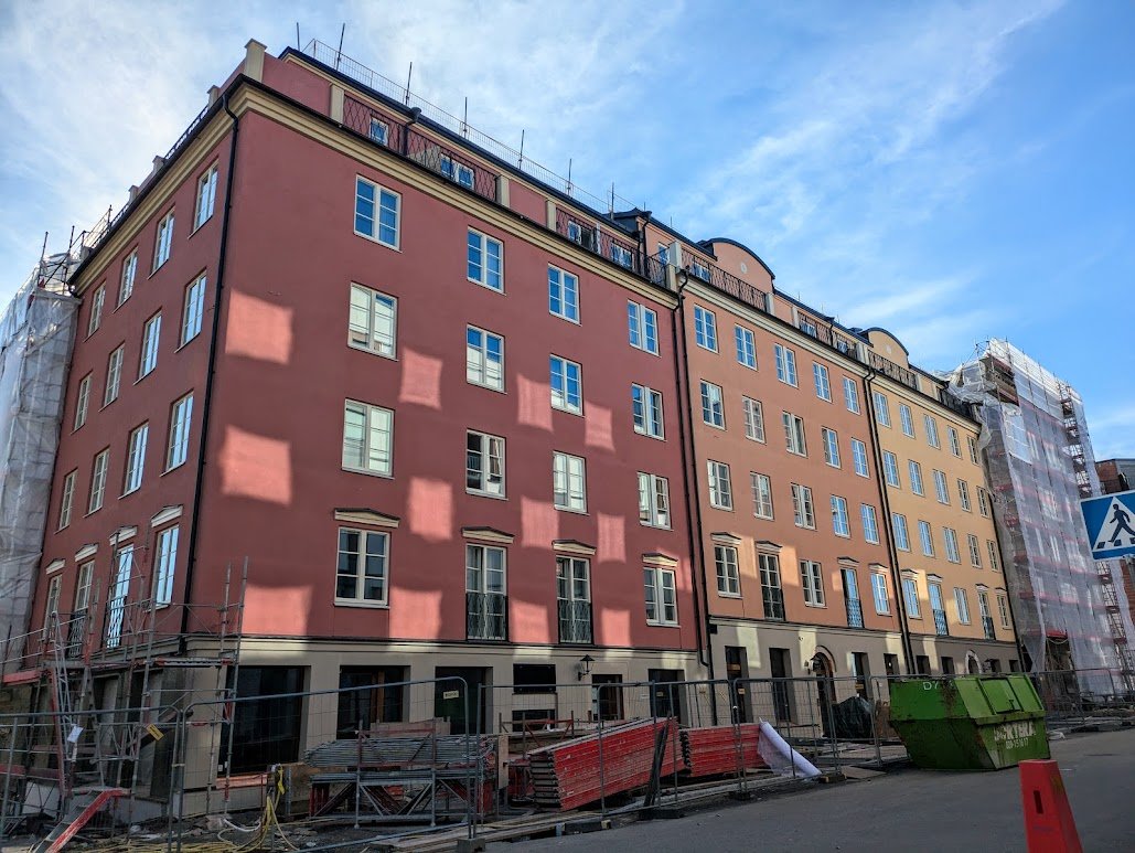 VirpiFlyg's tweet photo. Amazed and delighted that these houses were built in 2024 and not a hundred years ago. Like Vasastan has come to Nacka. 🇸🇪 https://t.co/gwB9ydhqLh
