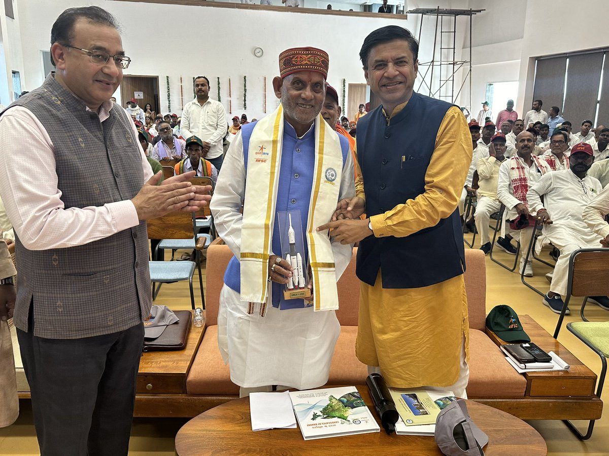 GirishTiwaribjp's tweet photo. आज जनपद देवरिया स्थित मा. सांसद श्री Shashank Mani शशांक मणि जी के यहाँ बरपार में विश्व अतरिक्ष सप्ताह के तहत आज गांवों के विकास में अंतरिक्ष की उपयोगिता को ले��र बड़ी कार्यशाला हुई। इस कार्यशाला में ISRO के वैज्ञानिकों ने अंतरिक्ष तकनीकी को गांवों से जोड़ने के लिए प्रशिक्षण दिया। इस खास सत्र में देवरिया लोकसभा के करीब 500 से ज्यादा गांवों के ग्राम प्रधान और बीडीसी शामिल हुए। साथ ही सभी ब्लॉक प्रमुखों की उपस्थिति रही। 4 घंटें की अंतरिक्ष कार्यशाला में गांवों के सैटेलाइट इमेज से विकास, फसलों की देख रेख, मनरेगा की प्लानिंग, पेड़ पौधों की गिनती, जलस्तर की पहचान, बाढ़ और सूखे से बचाव, फसलों की उत्पादकता समेत कई विषयों पर बारीकी से जानकारी प्राप्त की।