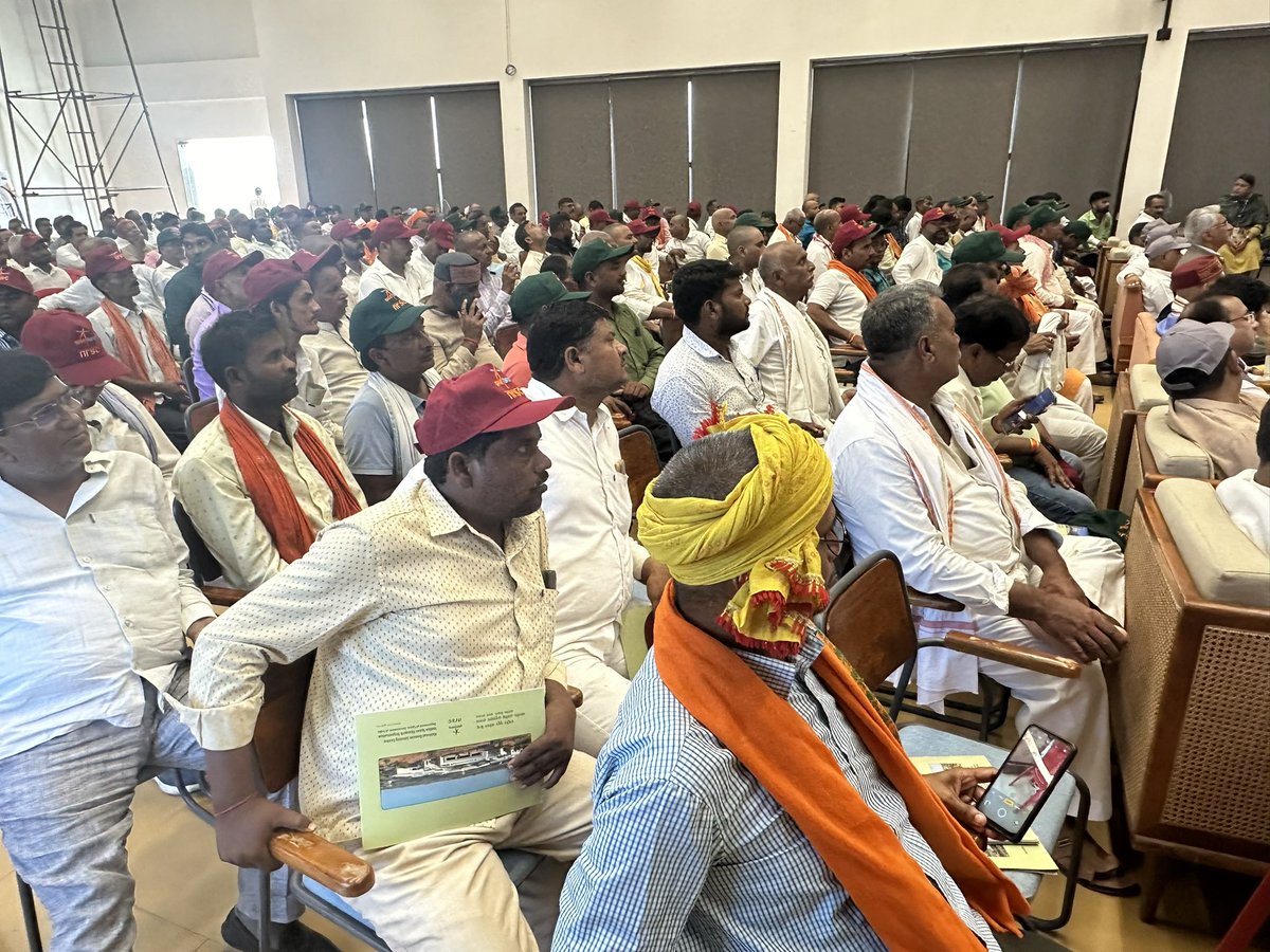 GirishTiwaribjp's tweet photo. आज जनपद देवरिया स्थित मा. सांसद श्री Shashank Mani शशांक मणि जी के यहाँ बरपार में विश्व अतरिक्ष सप्ताह के तहत आज गांवों के विकास में अंतरिक्ष की उपयोगिता को ले��र बड़ी कार्यशाला हुई। इस कार्यशाला में ISRO के वैज्ञानिकों ने अंतरिक्ष तकनीकी को गांवों से जोड़ने के लिए प्रशिक्षण दिया। इस खास सत्र में देवरिया लोकसभा के करीब 500 से ज्यादा गांवों के ग्राम प्रधान और बीडीसी शामिल हुए। साथ ही सभी ब्लॉक प्रमुखों की उपस्थिति रही। 4 घंटें की अंतरिक्ष कार्यशाला में गांवों के सैटेलाइट इमेज से विकास, फसलों की देख रेख, मनरेगा की प्लानिंग, पेड़ पौधों की गिनती, जलस्तर की पहचान, बाढ़ और सूखे से बचाव, फसलों की उत्पादकता समेत कई विषयों पर बारीकी से जानकारी प्राप्त की।