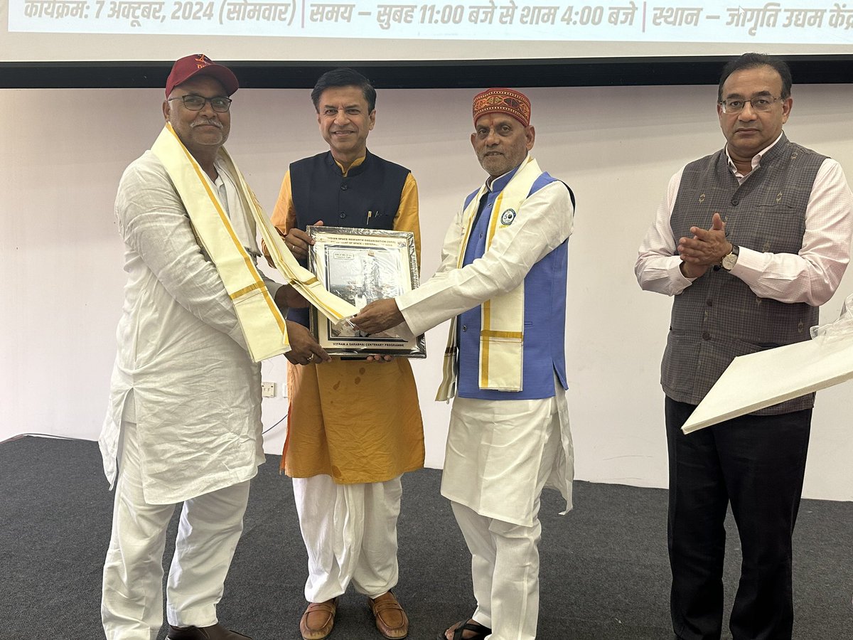 GirishTiwaribjp's tweet photo. आज जनपद देवरिया स्थित मा. सांसद श्री Shashank Mani शशांक मणि जी के यहाँ बरपार में विश्व अतरिक्ष सप्ताह के तहत आज गांवों के विकास में अंतरिक्ष की उपयोगिता को ले��र बड़ी कार्यशाला हुई। इस कार्यशाला में ISRO के वैज्ञानिकों ने अंतरिक्ष तकनीकी को गांवों से जोड़ने के लिए प्रशिक्षण दिया। इस खास सत्र में देवरिया लोकसभा के करीब 500 से ज्यादा गांवों के ग्राम प्रधान और बीडीसी शामिल हुए। साथ ही सभी ब्लॉक प्रमुखों की उपस्थिति रही। 4 घंटें की अंतरिक्ष कार्यशाला में गांवों के सैटेलाइट इमेज से विकास, फसलों की देख रेख, मनरेगा की प्लानिंग, पेड़ पौधों की गिनती, जलस्तर की पहचान, बाढ़ और सूखे से बचाव, फसलों की उत्पादकता समेत कई विषयों पर बारीकी से जानकारी प्राप्त की।