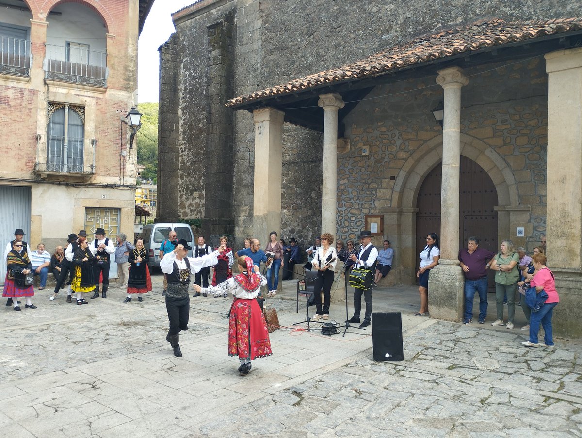PasaronT's tweet photo. Saboreando aún todo lo vivido en un fin de semana intenso y lleno de los sones y los ritmos tradicionales que nos ha traído el TINAJERO FOLK 2024 😋

#pasarondelavera #tinajerofolk #turismopasarondelavera #folklore #folkloredeextremadura #elpueblodelamor https://t.co/qJksKRLVgT