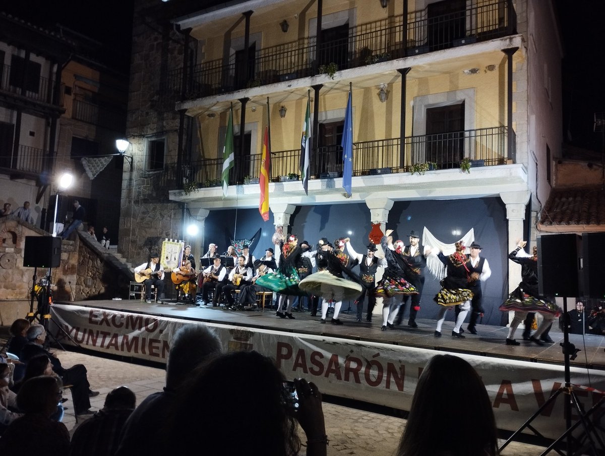 PasaronT's tweet photo. Saboreando aún todo lo vivido en un fin de semana intenso y lleno de los sones y los ritmos tradicionales que nos ha traído el TINAJERO FOLK 2024 😋

#pasarondelavera #tinajerofolk #turismopasarondelavera #folklore #folkloredeextremadura #elpueblodelamor https://t.co/qJksKRLVgT
