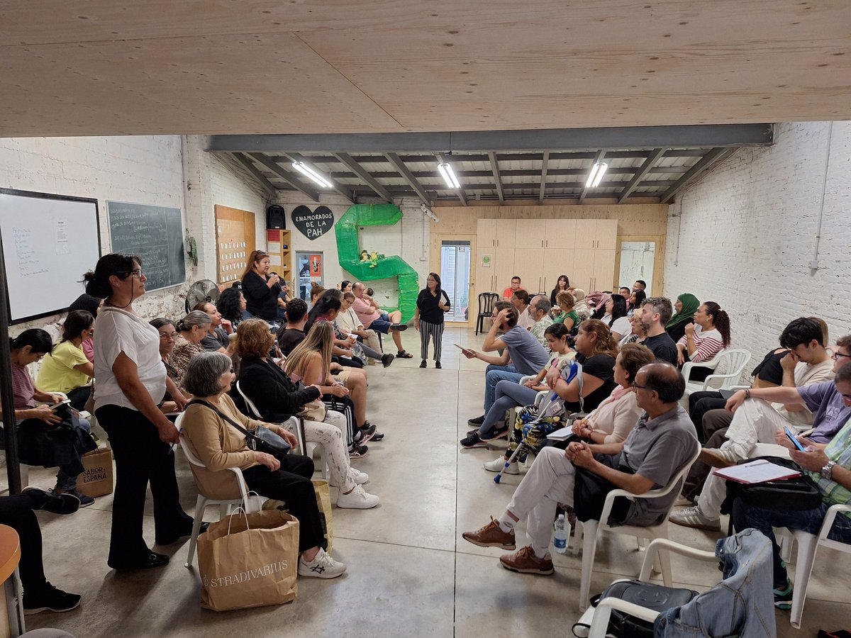 PAH_BCN's tweet photo. La lluita depèn de les nostres accions, avui a #BenvingudaPah aprendràs a lluitar contra la Banca Màfia, fons voltors i els qui ho consenten, atentes a les eines que posem a les teves mans...
#DiaMundialHàbitat #WorldHabitatDay https://t.co/BczbMxsp7B