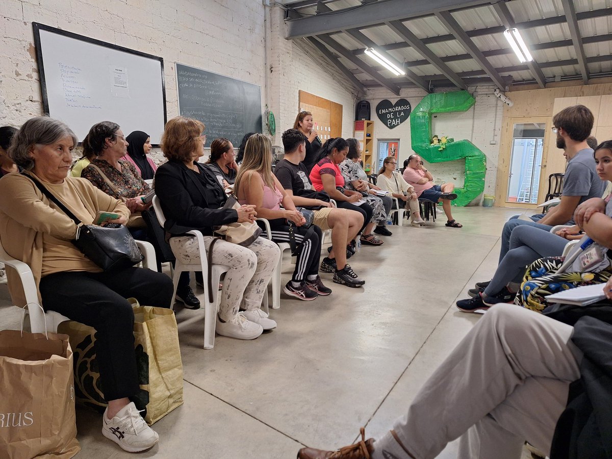PAH_BCN's tweet photo. La lluita depèn de les nostres accions, avui a #BenvingudaPah aprendràs a lluitar contra la Banca Màfia, fons voltors i els qui ho consenten, atentes a les eines que posem a les teves mans...
#DiaMundialHàbitat #WorldHabitatDay https://t.co/BczbMxsp7B